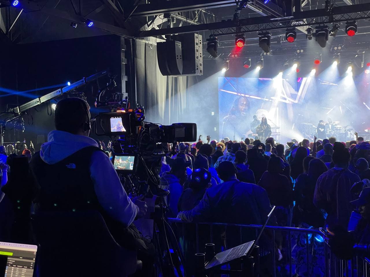 Live concert with a camera operator in the foreground and the crowd on the TRUE dvLED image magnification dvLED wall