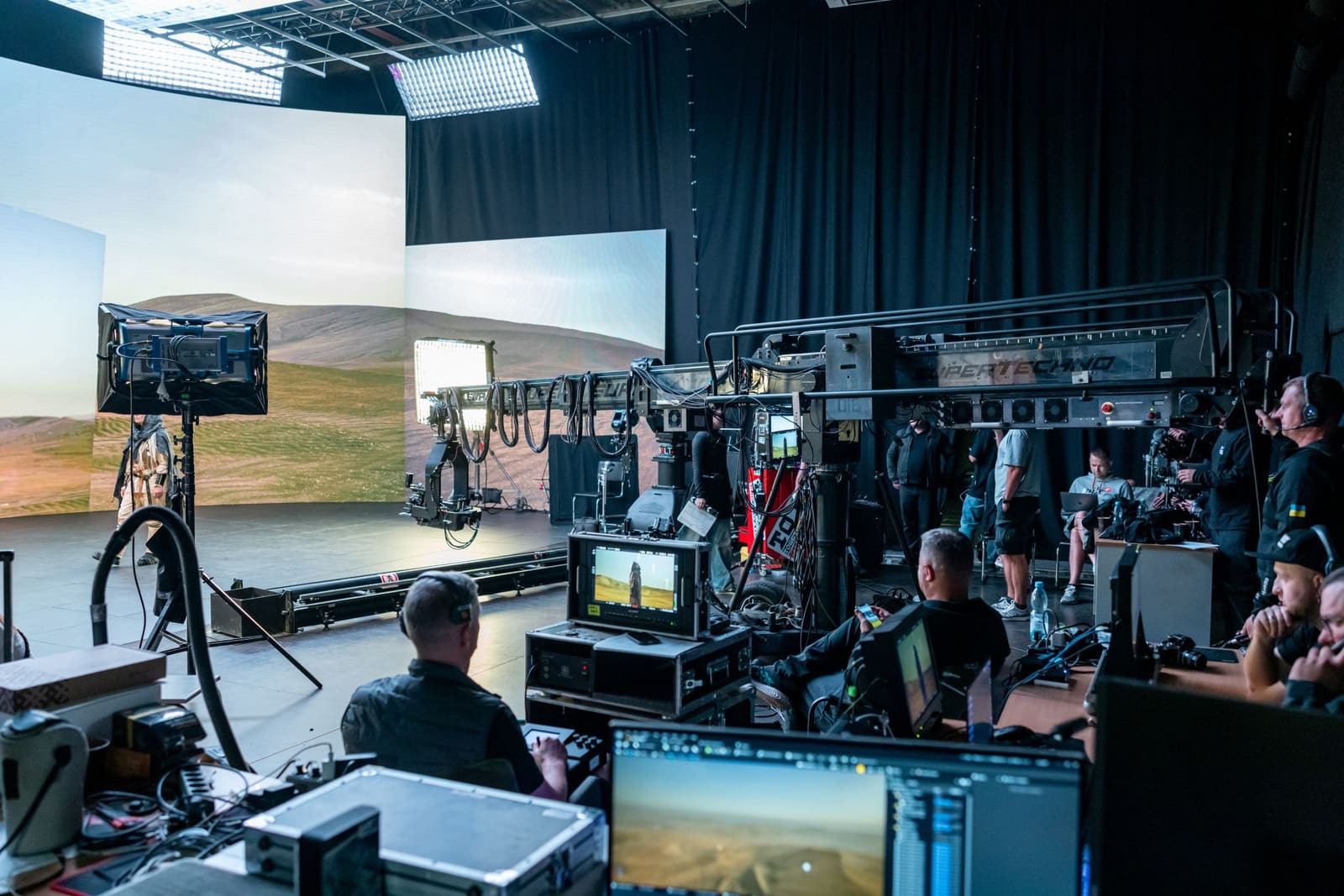 Full virtual production stage overview with a TRUE dvLED volume and a camera crane